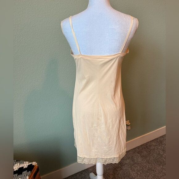Beautiful Light Yellow Vintage Lace Chemise Size Medium/Large - Picture 2 of 5